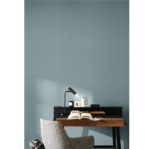 Arbeitszimmer mit Schreibtisch, Lampe, Stuhl und geöffnetem Buch