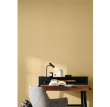 Schreibtisch mit Schreibtischlampe und Stuhl in einem Arbeitszimmer