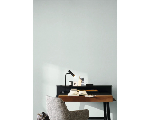 Ein Arbeitszimmer mit Schreibtisch, Stuhl und Schreibtischlampe.