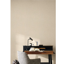 Schreibtisch mit Lampe, Buch und Stuhl in einem Arbeitszimmer