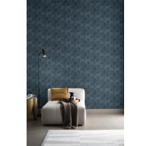 Wohnzimmer mit blauer geometrischer Mustertapete, Sessel, Stehlampe und Teppich