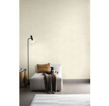 Wohnraum mit Sessel, Stehlampe und Teppich für ein gemütliches Ambiente.