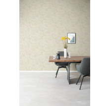 Wohnraum mit gemusterter Tapete, Esstisch und Stühlen