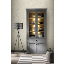 Wohnzimmer mit grauem Vitrinenschrank, Stehlampe und Teppich