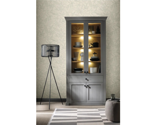 Wohnzimmer mit grauem Vitrinenschrank, Stehlampe und Teppich