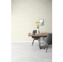 Helles Zimmer mit Esstisch, Stühlen und gemusterter Tapete