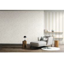 Wohnzimmer mit gemusterter Tapete, Liege und Regal