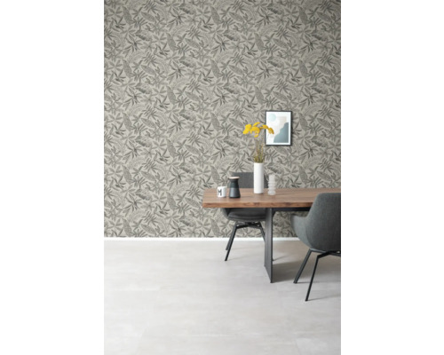 Esszimmer mit Esstisch, Stühlen und gemusterter Tapete mit Blättern