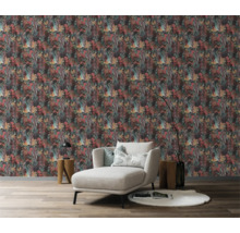 Wohnraum mit floral gemusterter Tapete und Liege