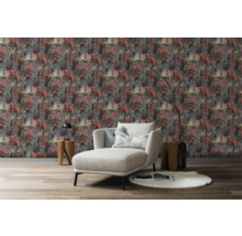 Raum mit floral gemusterter Tapete, Liege und Holzhockern