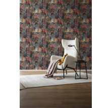 Wohnzimmer mit gemusterter Tapete, Sessel, Stehlampe und Teppich für ein gemütliches Ambiente