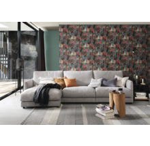 Wohnzimmer mit grauer Couch, gemusterter Tapete und dekorativen Elementen für eine gemütliche Atmosphäre.