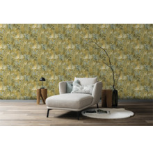 Raumgestaltung mit floral gemusterter Tapete, Sessel und Dekoration