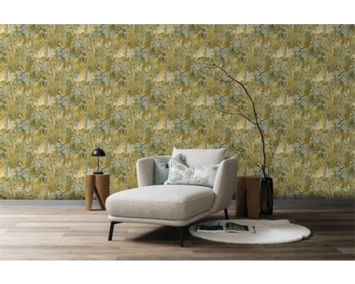 Raumgestaltung mit floral gemusterter Tapete, Sessel und Dekoration