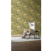 Dekoratives Wohnzimmer mit blumiger Tapete, Sessel und Stehlampe