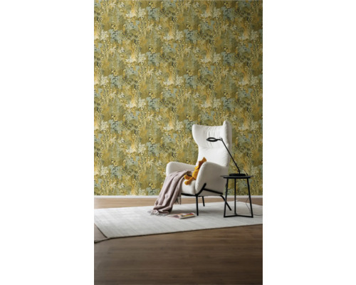 Dekoratives Wohnzimmer mit blumiger Tapete, Sessel und Stehlampe