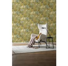 Szene mit gemusterter Tapete, Sessel und Teppich für die Raumgestaltung