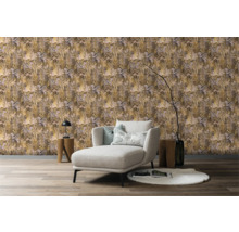 Wohnzimmer mit gemusterter Tapete, Sessel und Beistelltischen