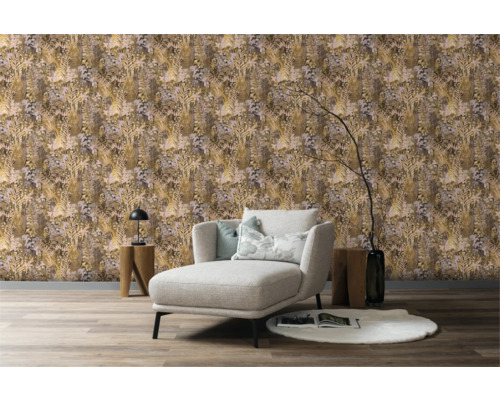 Wohnzimmer mit gemusterter Tapete, Sessel und Beistelltischen