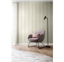 Wohnraum mit gestreifter Tapete, Sessel und Stehlampe