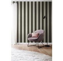 Einrichtungsidee mit gestreifter Tapete, Sessel und Stehlampe für ein stilvolles Ambiente.