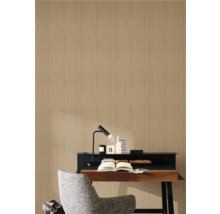 Szene mit Schreibtisch, Lampe, Büchern und beiger Tapete mit Streifenmuster