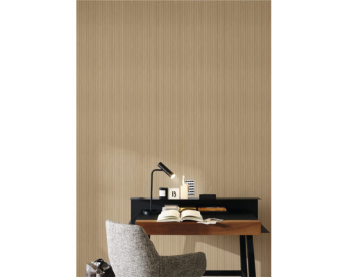 Szene mit Schreibtisch, Lampe, Büchern und beiger Tapete mit Streifenmuster