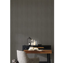 Bureau avec papier peint à rayures, bureau et chaise