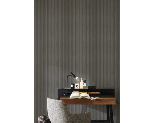 Bureau avec papier peint à rayures, bureau et chaise