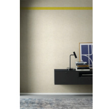 Raumansicht mit beiger Tapete, gelbem Zierstreifen, schwarzem Sideboard und Teppich