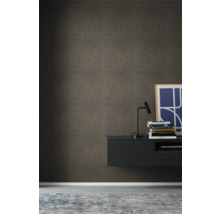 Salon avec papier peint foncé, buffet suspendu, lampe, livres et tapis