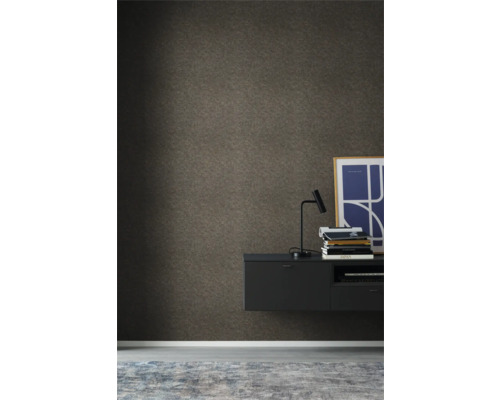 Salon avec papier peint foncé, buffet suspendu, lampe, livres et tapis