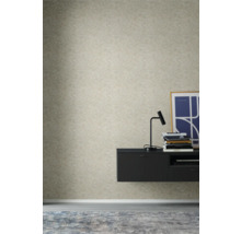 Wohnraum mit Strukturtapete, Lowboard und Dekoration