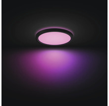 Plafonnier LED rond avec cadre noir, design plat, éclairage rose.
