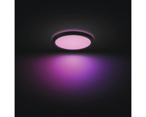 Plafonnier LED rond avec cadre noir, design plat, éclairage rose.