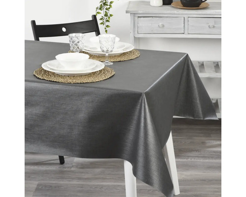 Nappe grise sur une table à manger avec des couverts