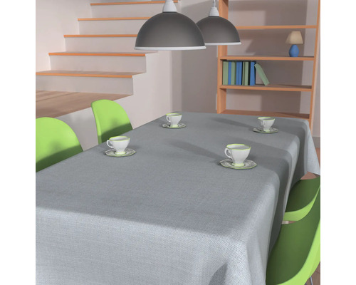 Scène d''une salle à manger avec table, chaises, vaisselle, escalier et étagère