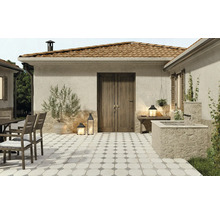 Espace extérieur avec des carreaux de sol de style méditerranéen, des meubles de jardin et des éléments décoratifs.