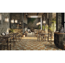Intérieur d''un restaurant avec tables, chaises, carrelage et décoration