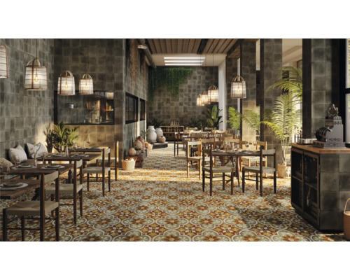 Intérieur d''un restaurant avec tables, chaises, carrelage et décoration