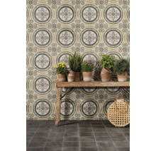 Scène avec des carreaux muraux à motifs, une table en bois avec des plantes en pot et des carreaux de sol.