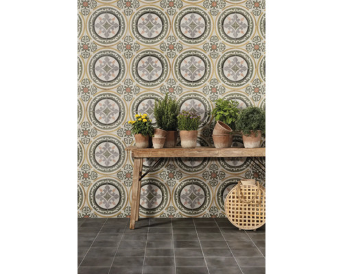 Scène avec des carreaux muraux à motifs, une table en bois avec des plantes en pot et des carreaux de sol.