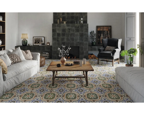 Carrelage sol et mur en grès-cérame FS Barna Raval 45 cm x 45 cm x 0,95 cm Salon avec carrelage à motifs décoratifs, canapé, fauteuil et cheminée