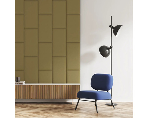 Coussin mural textile caramel aspect textile 30 x 60 cm Salon avec panneaux acoustiques au mur, une armoire, une lampe et un fauteuil.