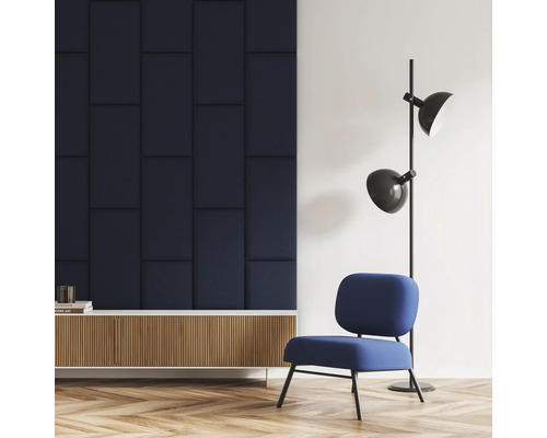Coussin mural textile bleu foncé aspect textile 30 x 60 cm Salon avec panneaux muraux, buffet, chaise et lampadaire