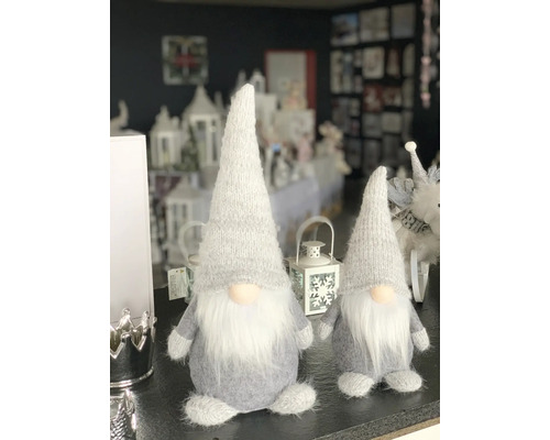 Zwei Stoffgnome mit Strickmütze und Bart als Dekoration