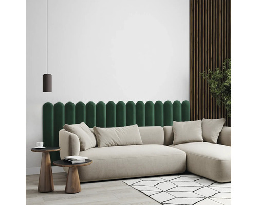 Wandkissen Riviera dunkelgrün oval Samt-Optik 90 x 15 cm Wohnzimmer mit beigefarbenem Ecksofa, dunkelgrünem Wandpaneel und Holzakzenten