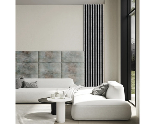 Coussin mural Print Green Decor aspect velours 30 x 60 cm Salon lumineux avec canapé blanc, table basse et radiateur