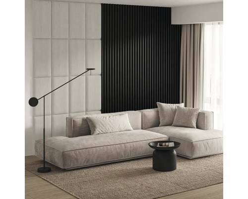 Coussin mural Print Travertin gris aspect velours 30 x 60 cm Salon avec canapé d''angle, lampadaire et table d''appoint sur tapis