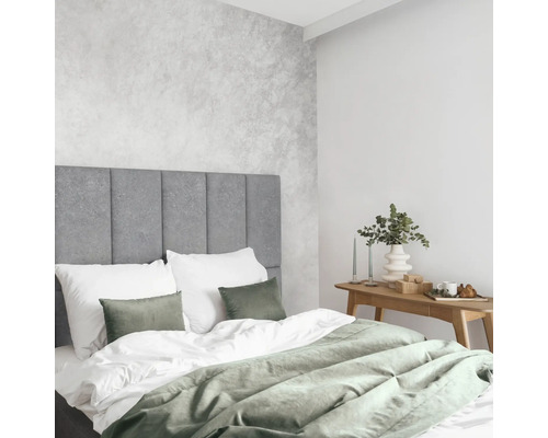 Chambre lumineuse avec lit, table de chevet et décoration